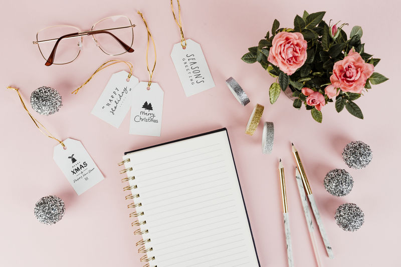 带空白记事本的女孩圣诞礼物标签