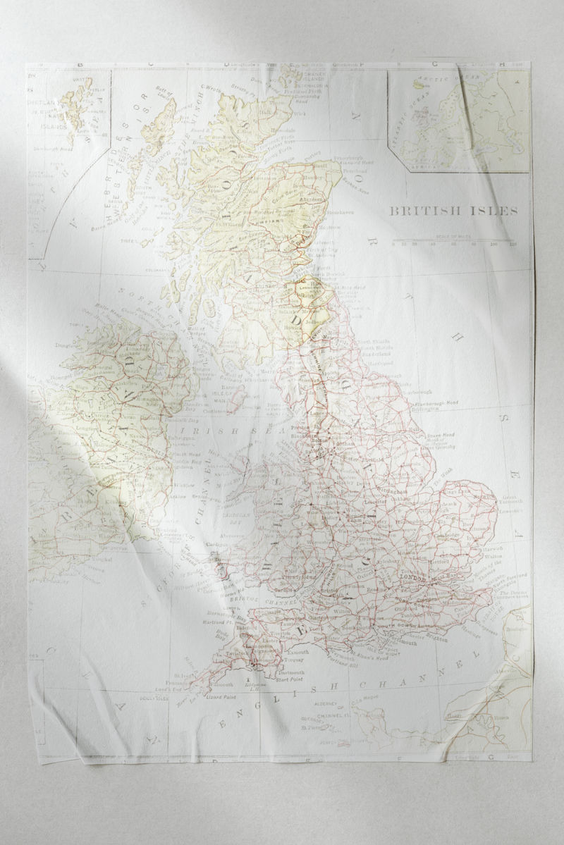 墙上皱巴巴的地图模型