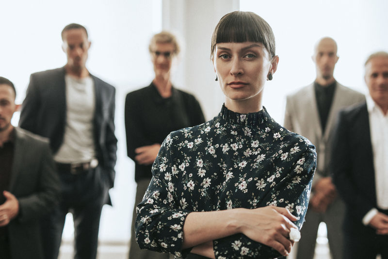 自信的商业人士站在一起