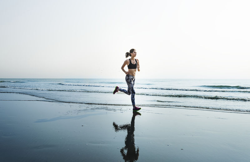 一个女人在海滩上奔跑