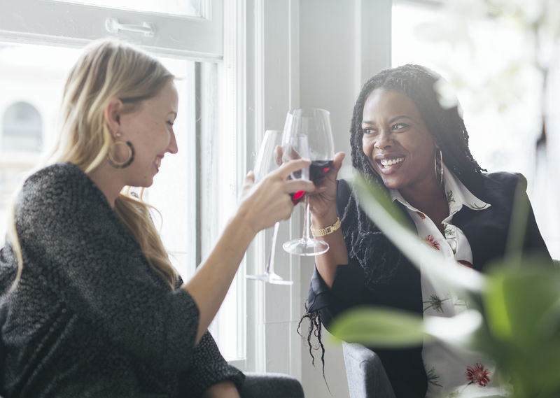 同事们在工作时敬酒