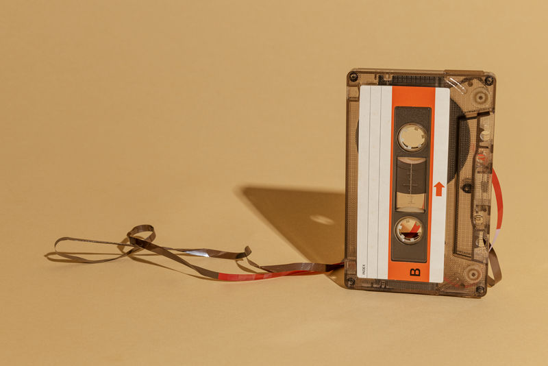 米色背景的老式盒式磁带