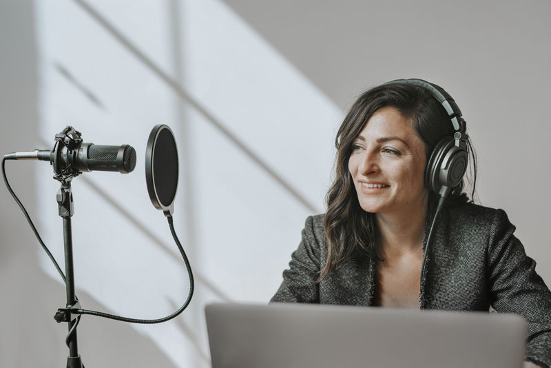 女广播主持人在演播室直播