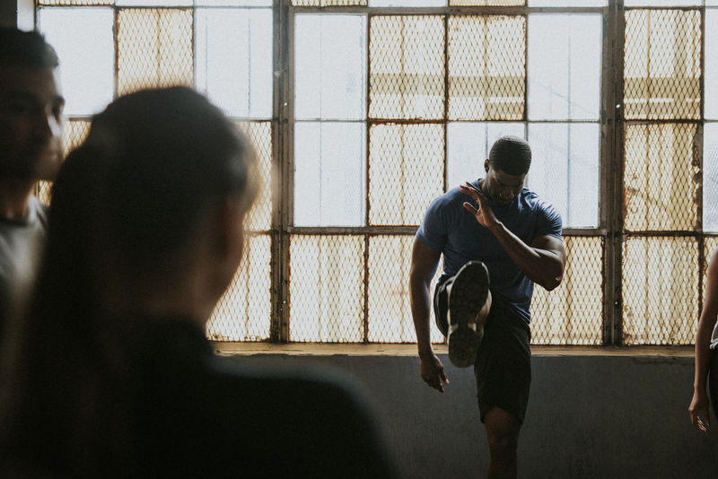 教练带着他的集体健身课