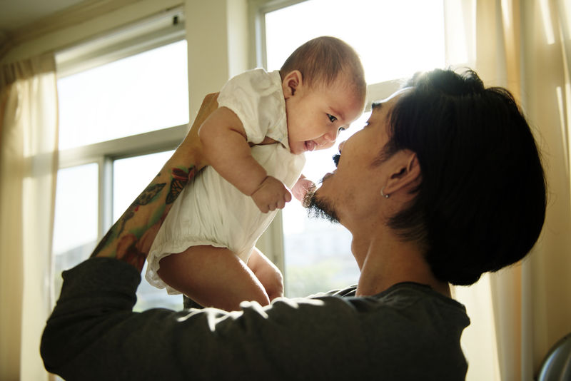 亚洲爸爸用爱抱着孩子