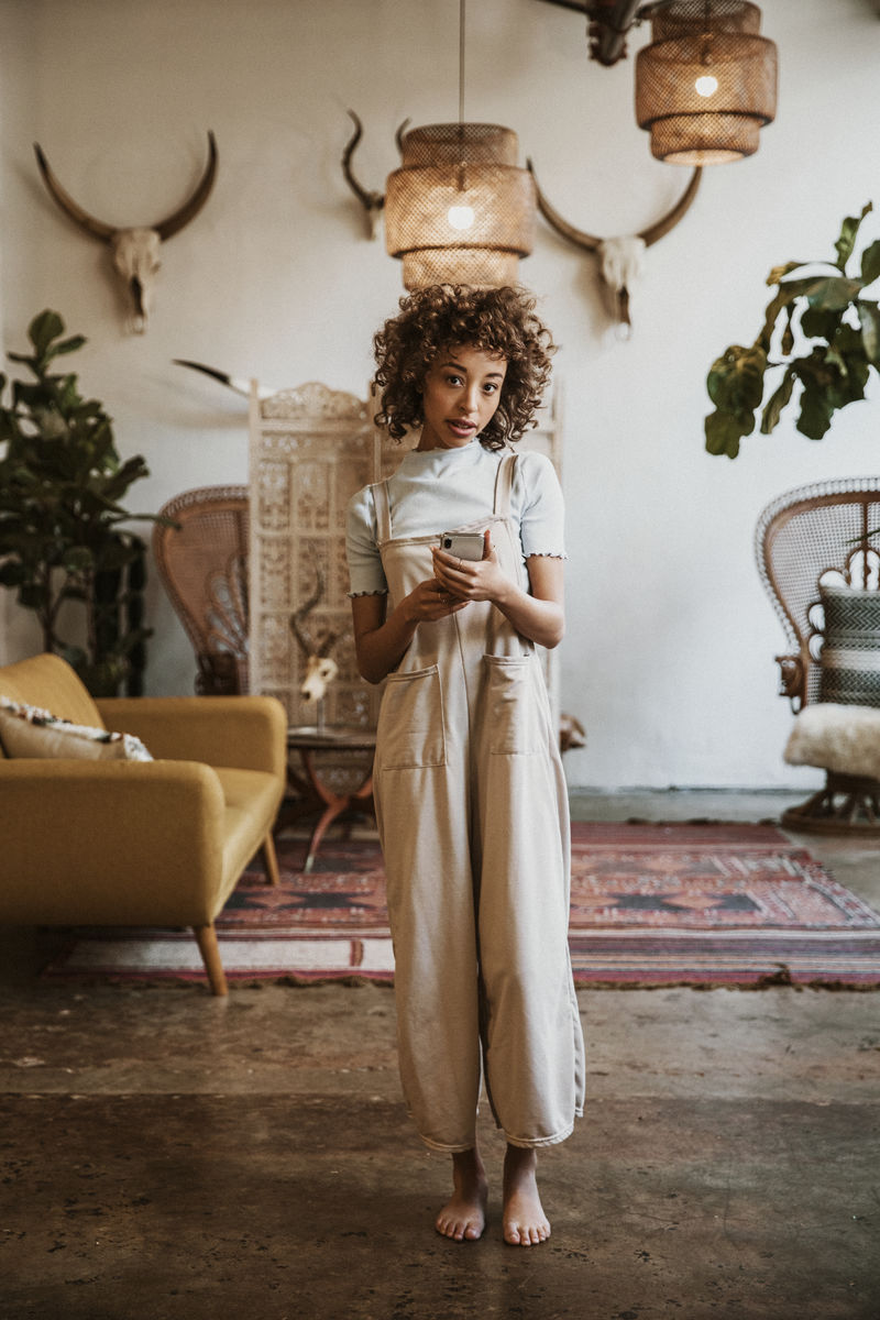 黑人妇女在客厅用手机