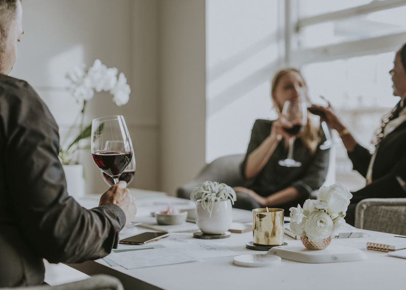 同事们在工作时敬酒