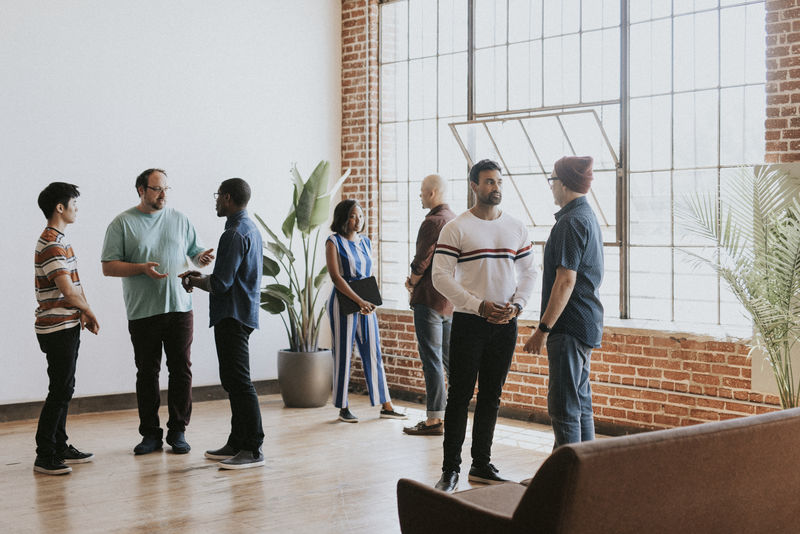 不同的人在休息时成群结队地交谈