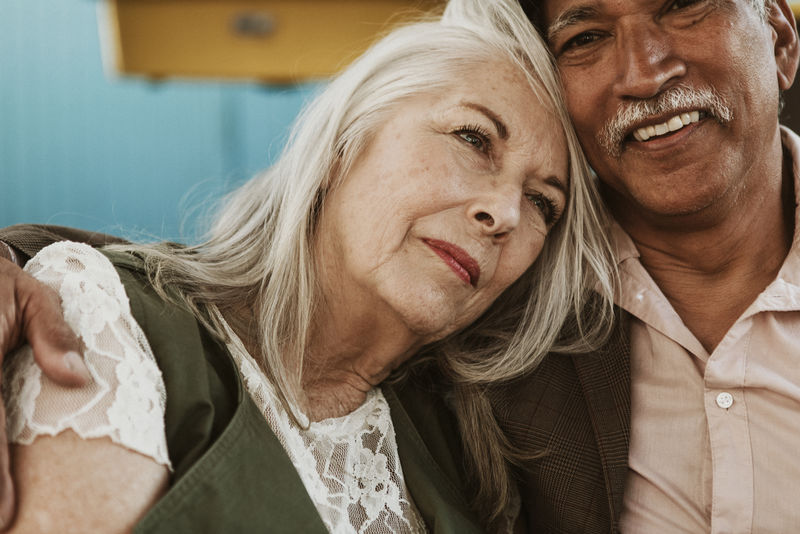 深情相拥的老两口