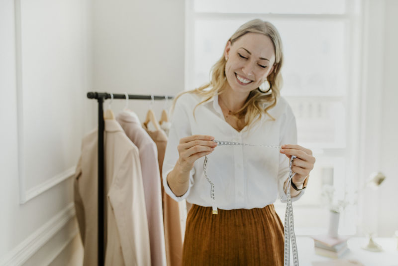 一家时装店的年轻女设计师