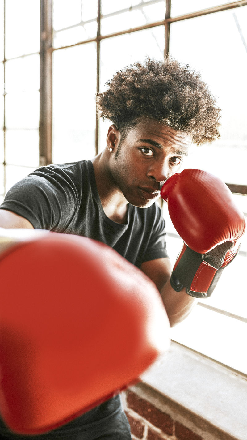 戴着红拳手套的拳击手