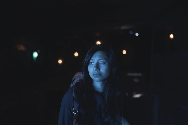 蓝色灯光下的女背包客