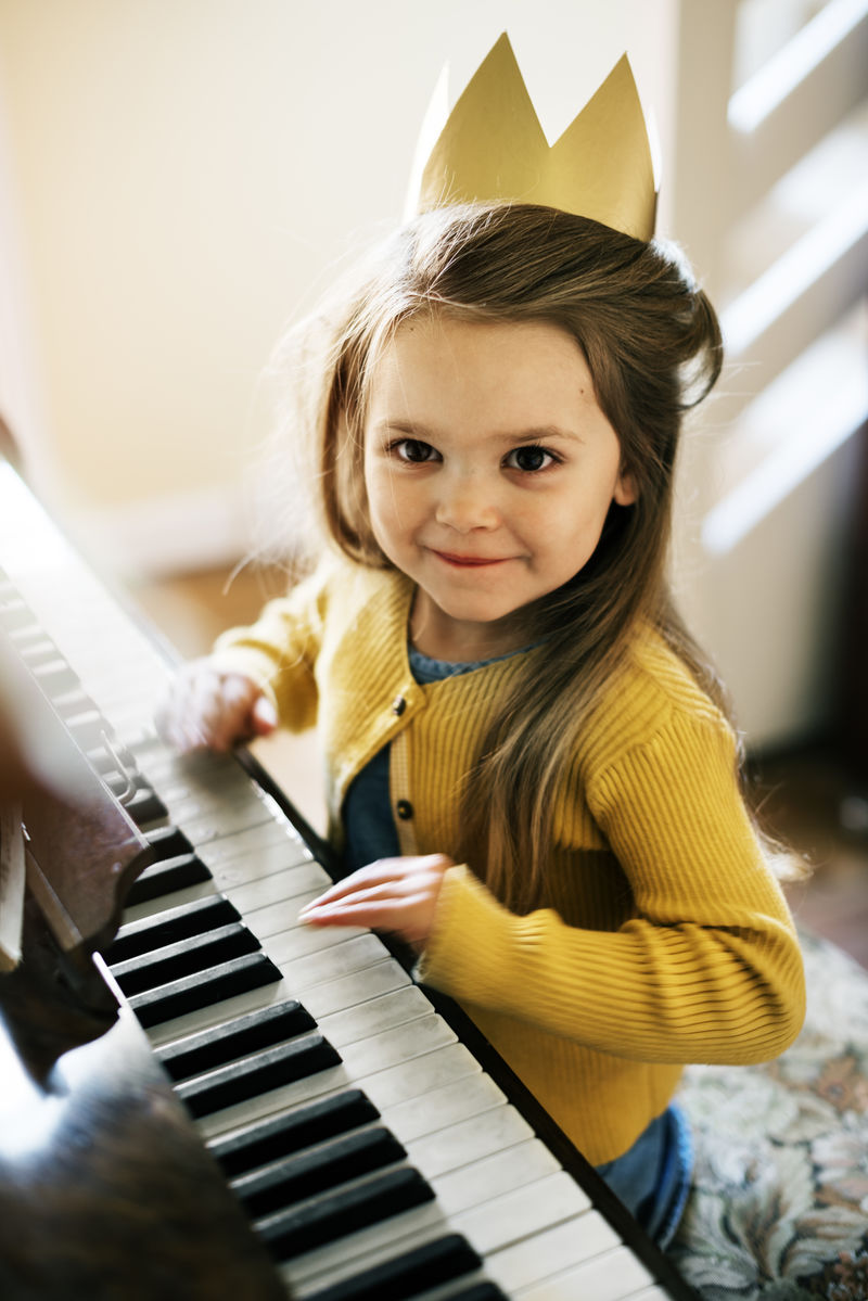 弹钢琴的小女孩贝贝图片