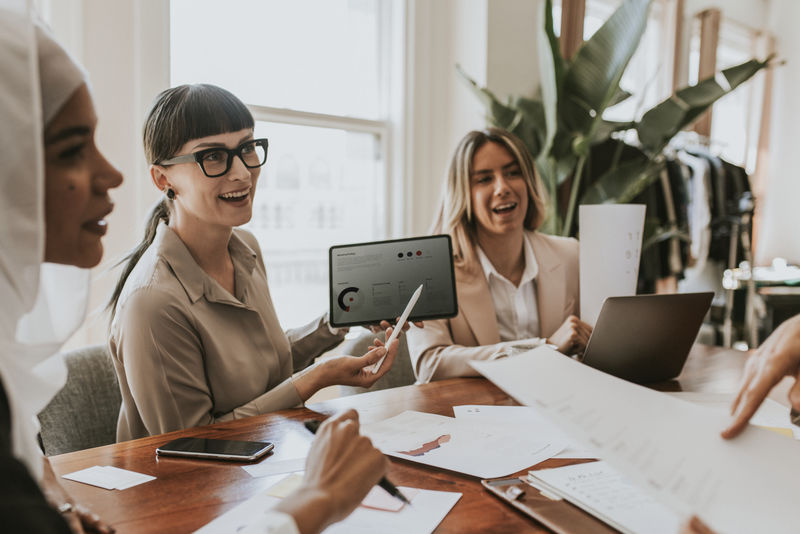 办公室会议上的女商人