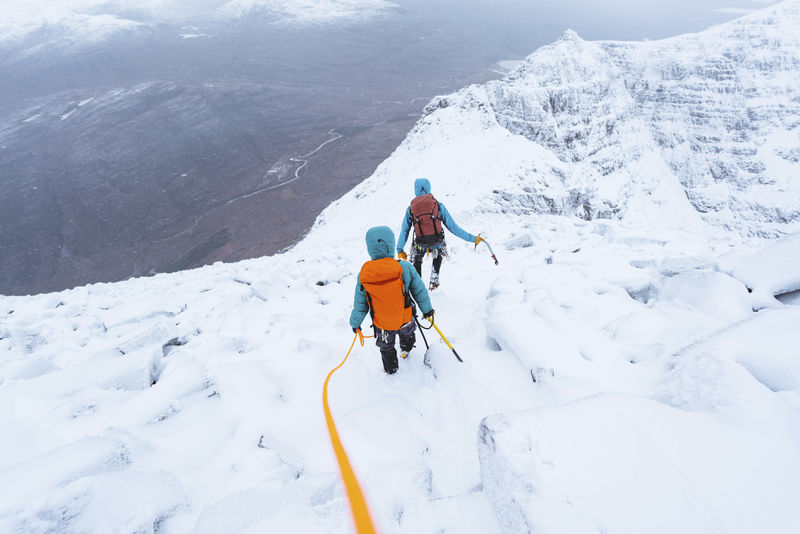 在苏格兰登山者们正在攀登一座雪山