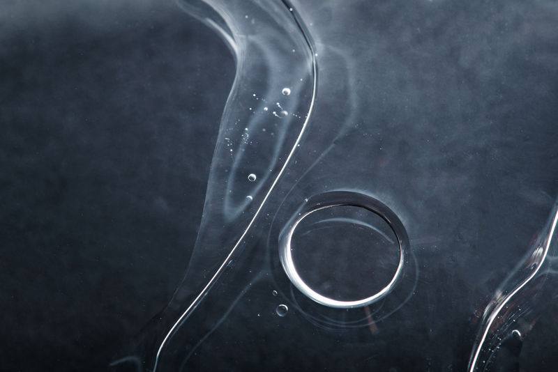 带气泡的黑水背景