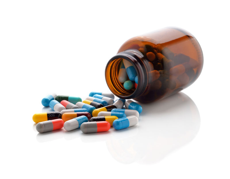 白色背景下瓶子里的药丸