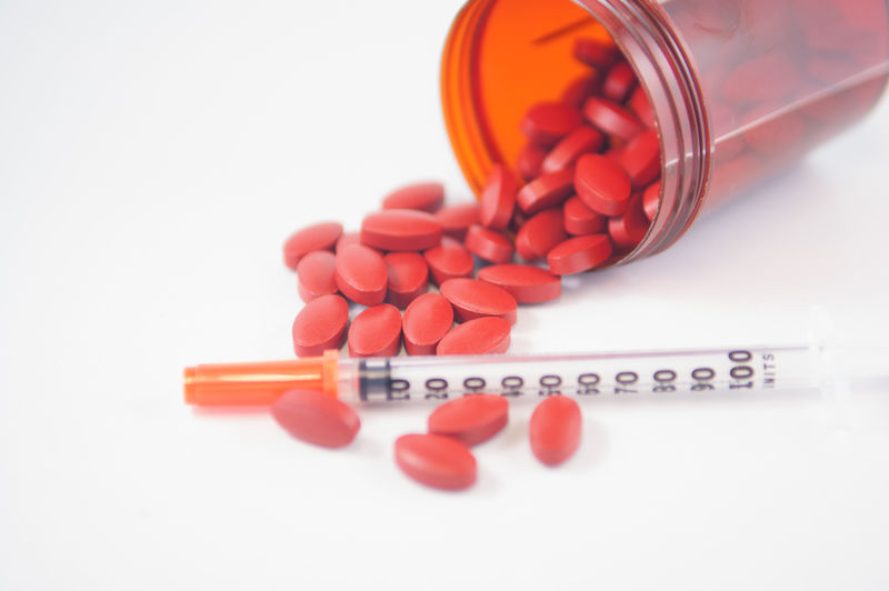 封闭式蓝色药片和注射器