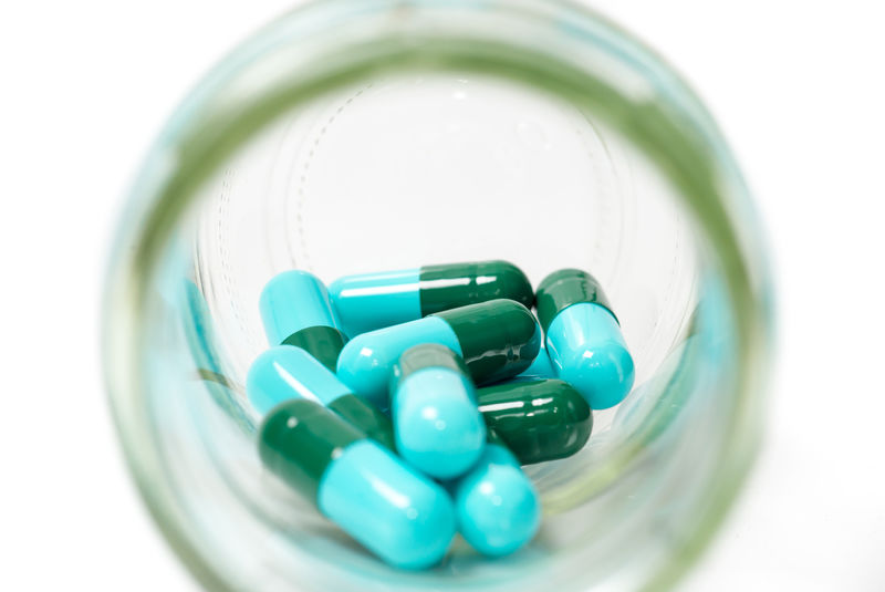 白色背景下分离出的药丸的特写镜头