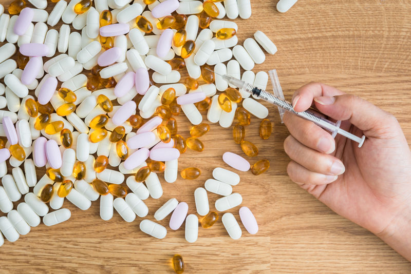 手持注射器和药丸