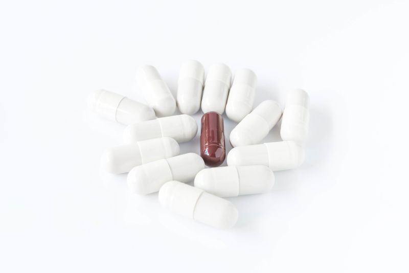 白色药丸封闭背景