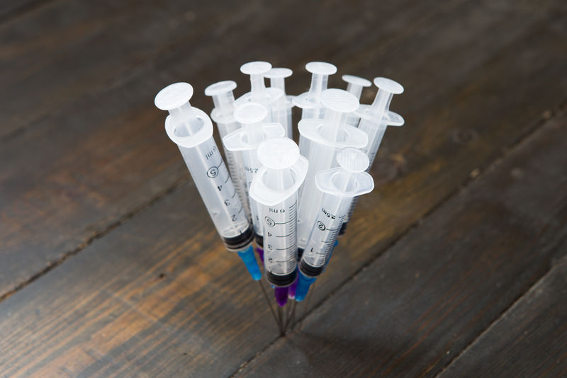 木制背景上的一组注射器