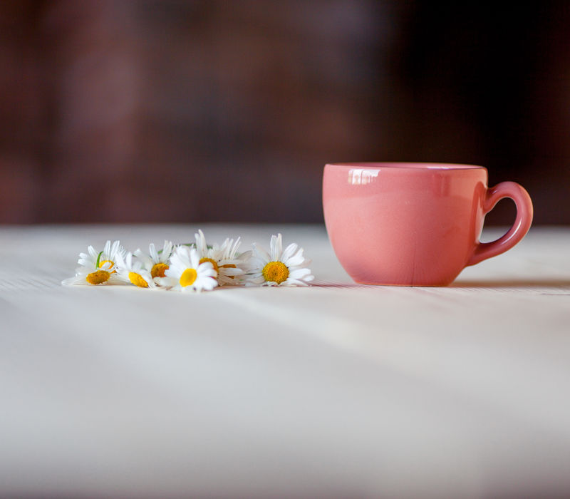 甘菊花草茶旧木桌子背景