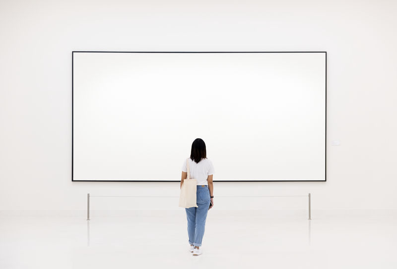 观众欣赏艺术展