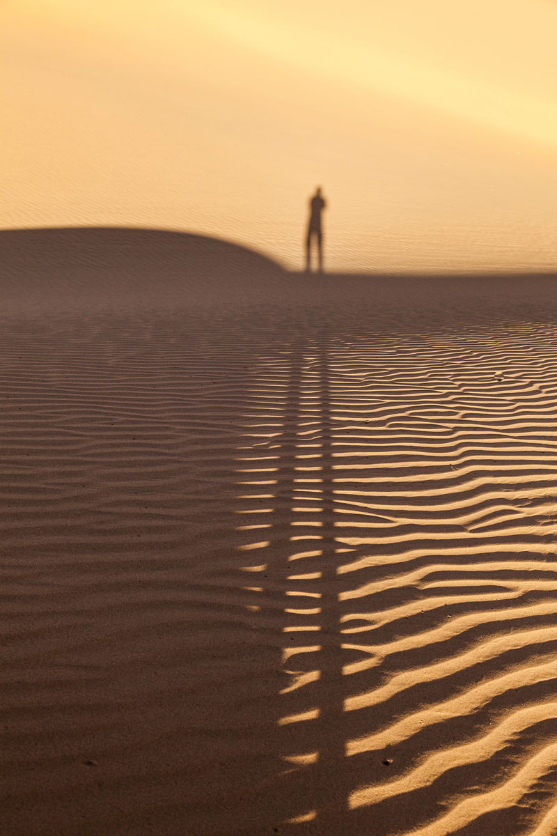 沙漠中一个人的影子