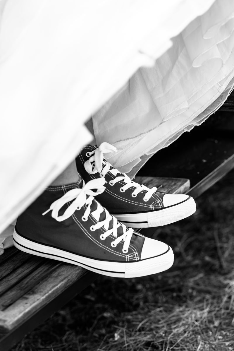 穿着运动鞋的新娘