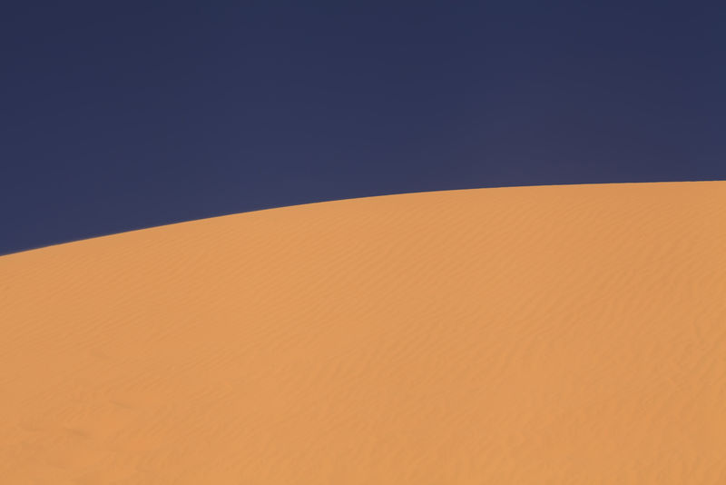 蓝天映衬下的黄色沙丘以色列