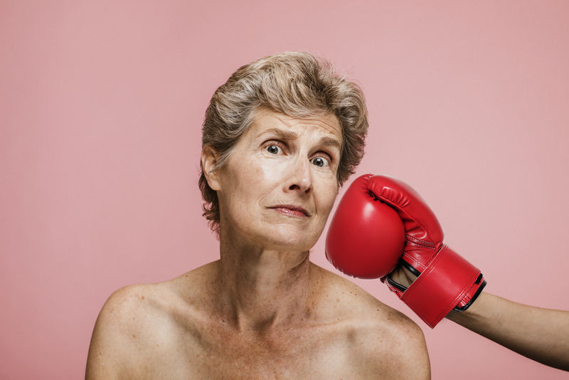 老太太脸上挨了一拳