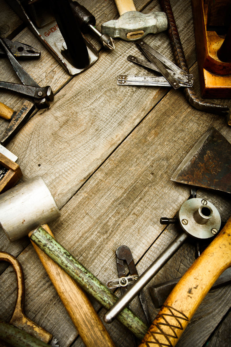 木制背景上的老式工作工具