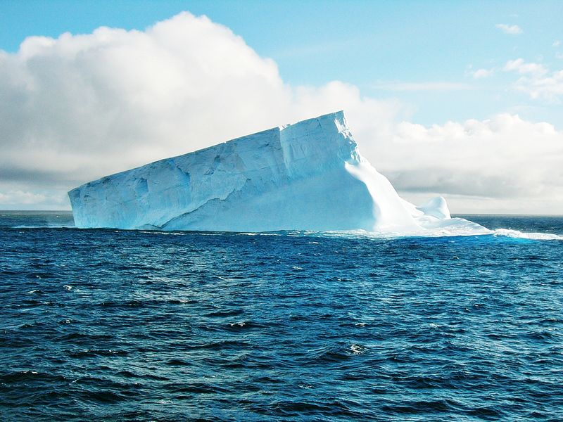 阳光照在冰山上