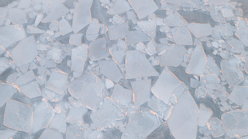 格陵兰冰封的海面上的冰裂开了