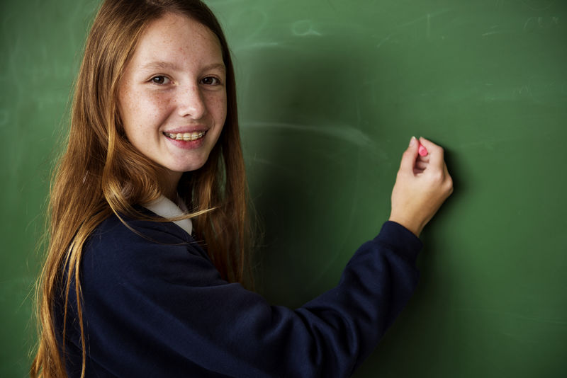 女学生在白板上写字