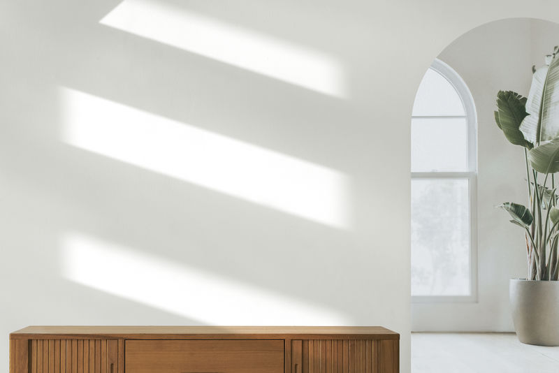 自然光穿过客厅的墙壁