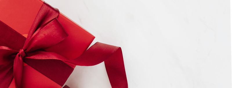 带蝴蝶结的红色礼物壁纸