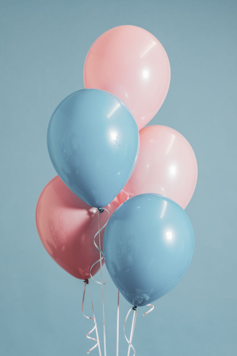 淡粉色和蓝色气球