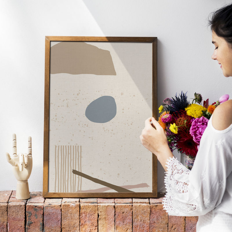 用框架模型装饰墙壁的女孩