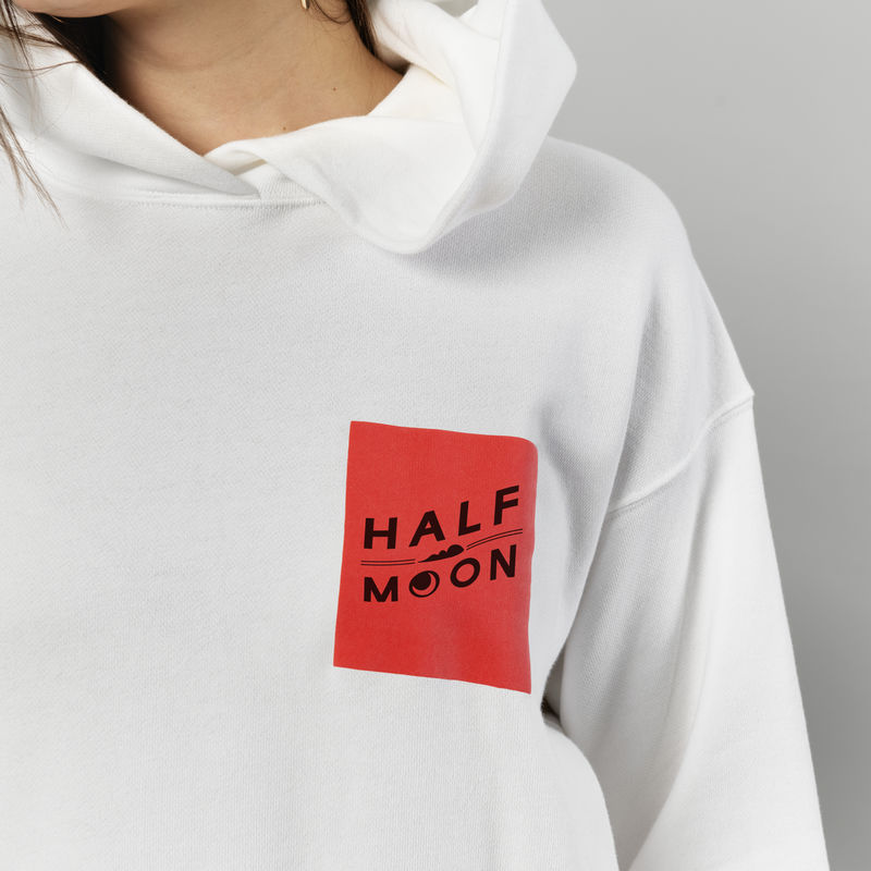 穿白色连帽衫的女人