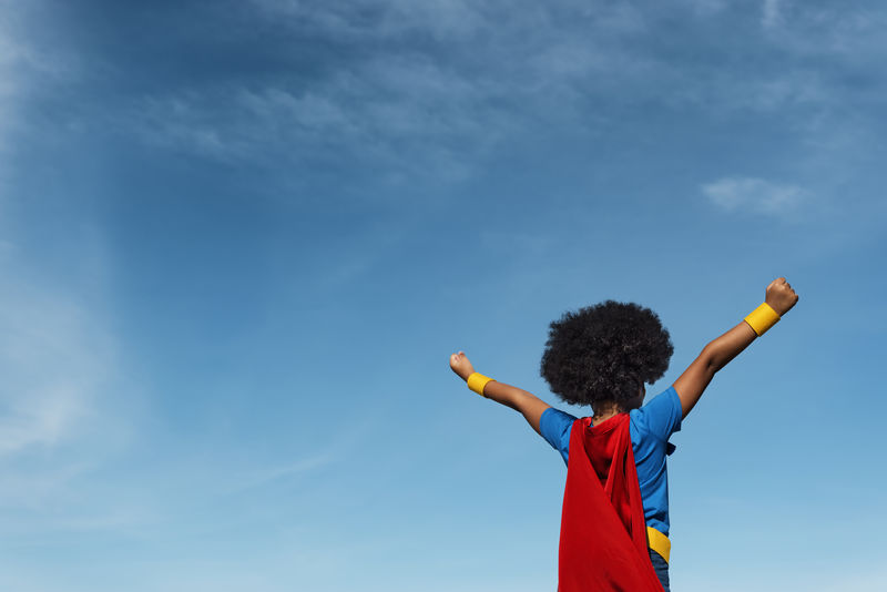 非洲女孩扮演超级英雄