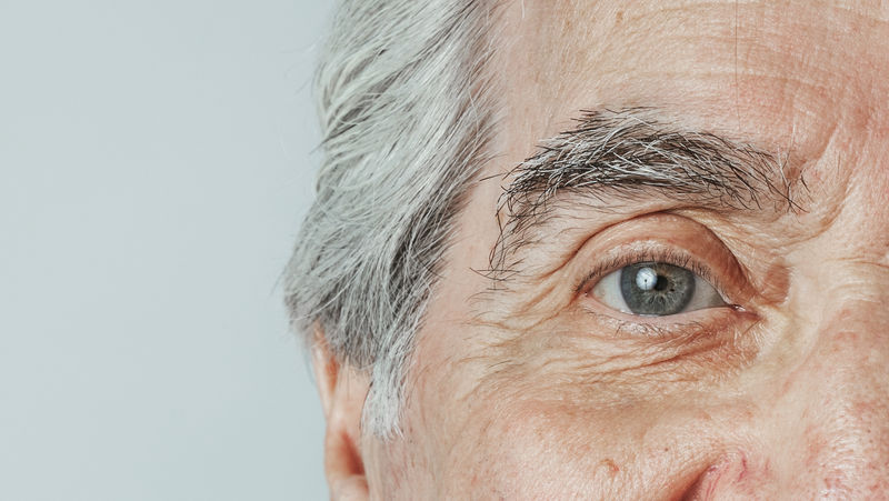 一个老男人的不规则的脸