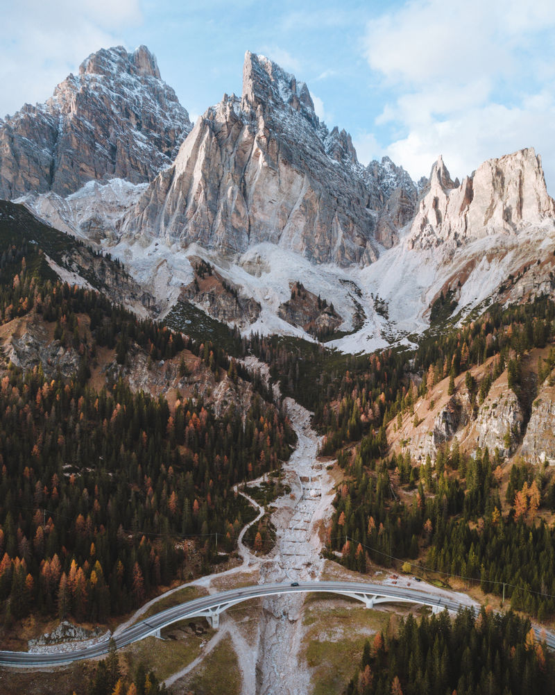 秋天的森林和美丽的意大利白云石