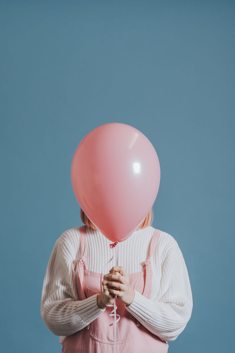 拿着一个气球的女人