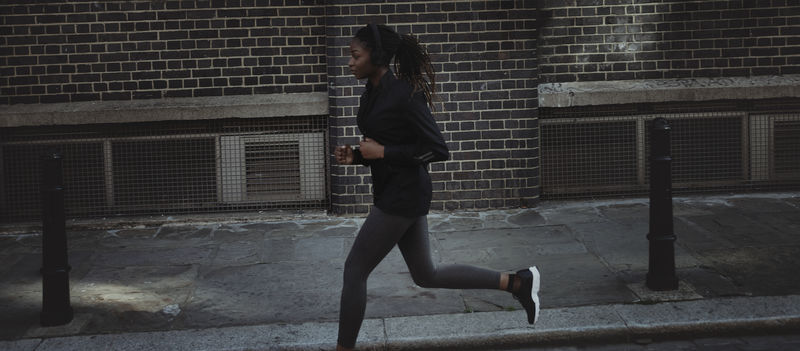 慢跑穿过城市的女人