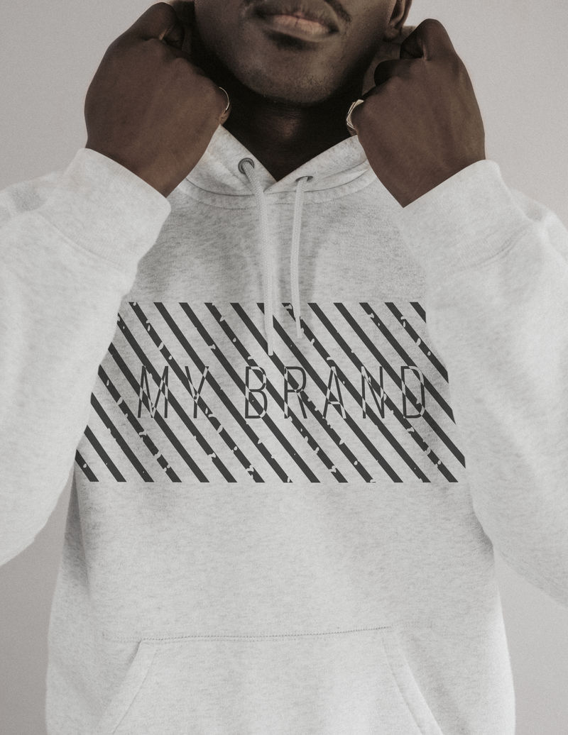 男式\u0026#039;s白色连帽衫模型在工作室的黑色模型psd上