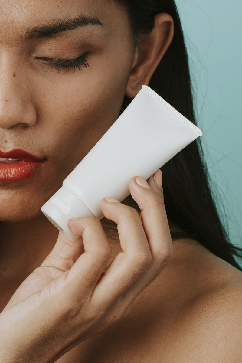 拿着面霜容器的女人