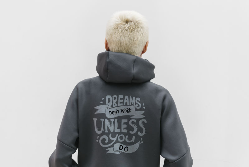 穿灰色励志连帽衫的酷女孩