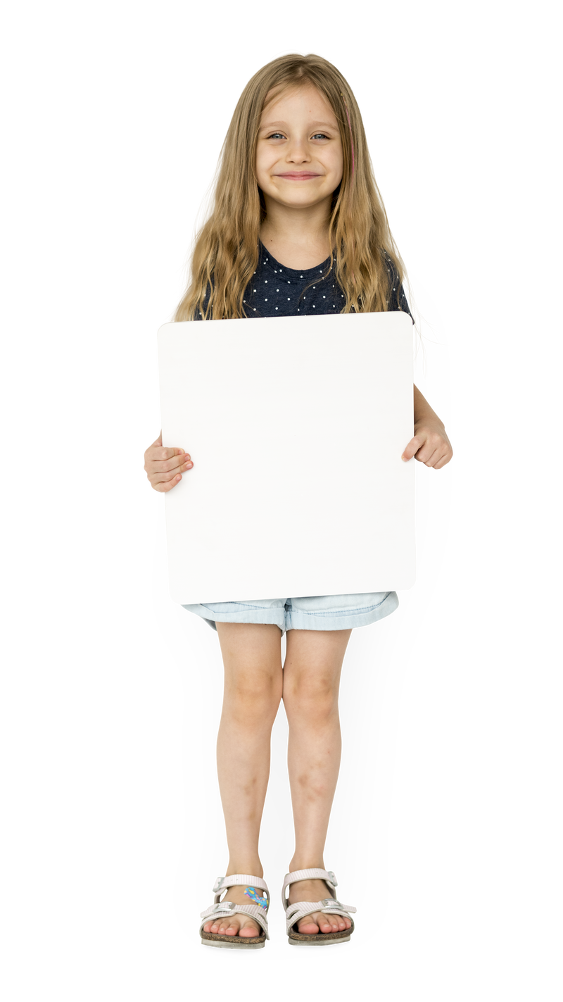 可爱的快乐女孩用一块白板透明的png